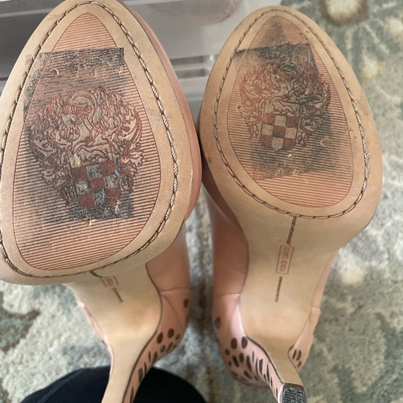 Vince Camuto platform heel w  gold detailing - Picture 2 of 3